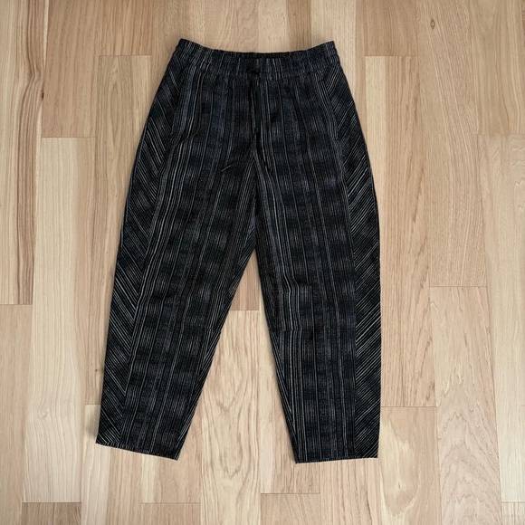 Athleta Arrival Crop Striped Balloon pants Size 8 Zipper Pockets - Picture 6 of 14